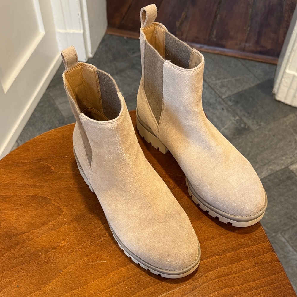 Tan Suede Ankle Boots Crown Vintage size 8 genuine leather suede EUC